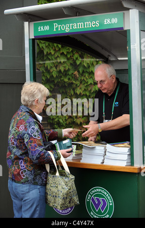 Programm Verkäufer WIMBLEDON CHAMPIONSHIPS 2011 WIMBLEDON LAWN TENNIS CLUB WIMBLEDON ENGLAND 22 Juni 2011 Stockfoto