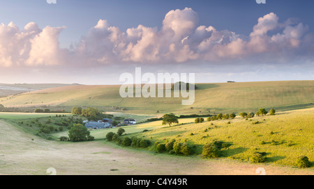 Sonnenaufgang über der Schüssel Steyning. South Downs National Park, West Sussex, England, UK Stockfoto