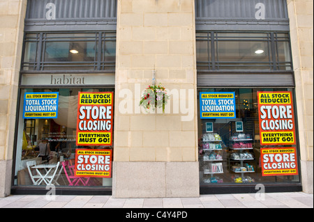 Lebensraum-Shop schließen Fenster Anzeige Poster signiert Cardiff City Centre South Wales UK Stockfoto