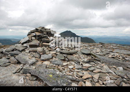 Gipfel-Cairn von Ben Oss mit Ben Lui im Hintergrund Stockfoto