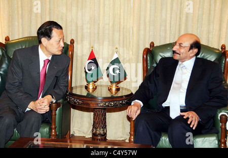 Sindh Chief Minister spricht Syed Qaim Ali Shah mit Korea Botschafter, Choongjo Choi bei Treffen im CM-Haus in Karachi Stockfoto