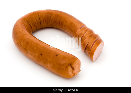 In Scheiben geschnittene geräucherte Wurst isoliert auf weiss Stockfoto