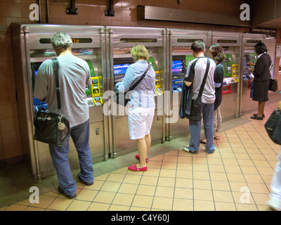 Menschen kaufen Metro Karten in u-Bahnstation Stockfoto