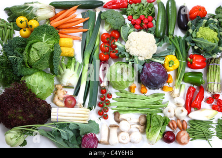 Viele verschiedene Gemüse und Salat. Frischmarkt Grüns. Stockfoto