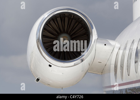 Nahaufnahme eines Turbofan-Triebwerks in einem privaten Jet-Flugzeug. Keine proprietären Details sichtbar. Stockfoto