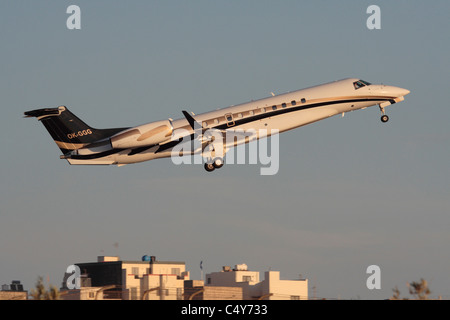 Embraer Legacy 600 Business Jet-Flugzeuge starten bei Sonnenuntergang Stockfoto