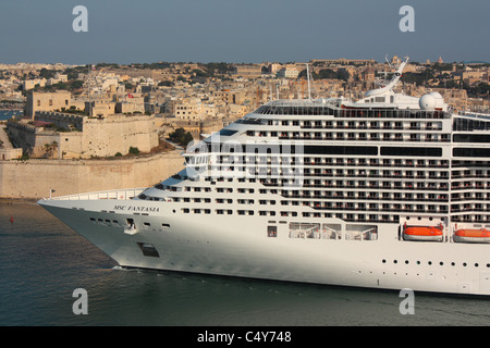 Urlaub Reisen in den Mittelmeerraum. Nahaufnahme der Kreuzfahrtschiff MSC Fantasia ab Malta Grand Harbour, mit Fort St. Angelo auf der linken Seite Stockfoto