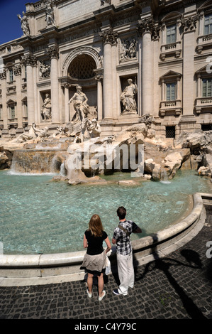 Italien, Rom, Trevi-Brunnen, ein paar Touristen Stockfoto