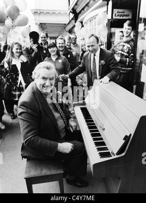 Der ehemalige Labour-Partygewinner Denis Healey bereitet sich in Brighton 1992 mit David Lepper Legend auf ein impromtu Sing-Lied vor Stockfoto