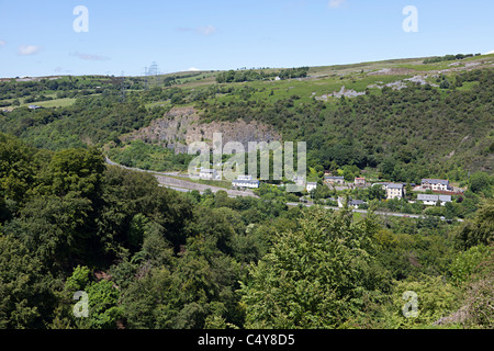 BlackRock-Dorf in der Clydach Schlucht mit den Leitern der Täler Straße Wales UK Stockfoto