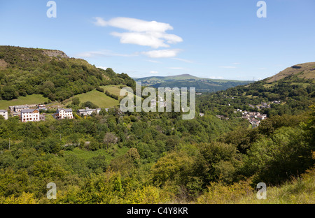 Die bewaldeten Unterteil der Clydach Schlucht mit Zuckerhut in der Ferne Wales UK Stockfoto