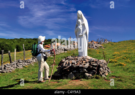 Frankreich, Jakobsweg: Pilger auf der Suche, die Statue "Vierge de Biene" in Aubrac Stockfoto