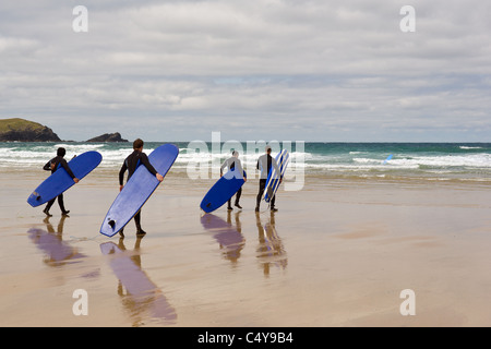 Eine Gruppe von Surfern zu Fuß zum Meer auf Fistral Beach in Newquay. Cornwall. VEREINIGTES KÖNIGREICH. Stockfoto