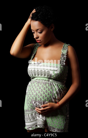 Depressionen und Stress der schwangeren Frauen auf schwarzem Hintergrund Stockfoto