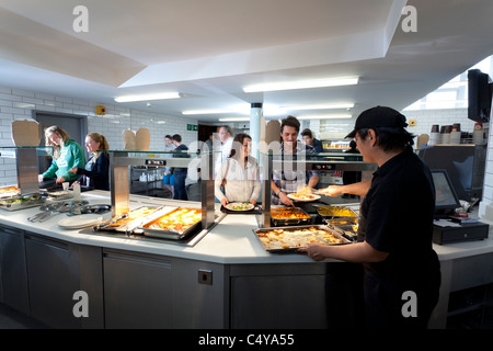 Studenten bei Mittagessen Zeit Wantage Hall Reading University Student Self-Service Restaurant Stockfoto
