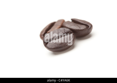 Drei geröstete Kaffeebohnen, Isolated on White mit engen Schärfentiefe. Stockfoto