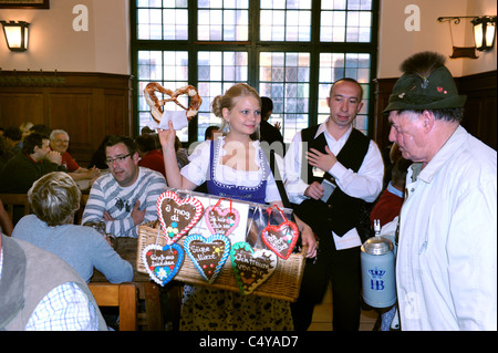 Bayerische Mädchen verkaufen Brezeln im Hofbräuhaus München Bayern Deutschland München Deutschland Stockfoto