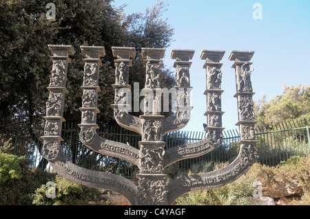 Israel, Jerusalem, die Menora-Skulptur von Benno Elkan am Eingang in die Knesset, das israelische Parlament, Stockfoto