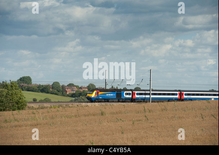 Klasse 43 HST-Zug in East Midlands Trains Lackierung durch die englische Landschaft unter einem Gewitterhimmel Reisen. Stockfoto