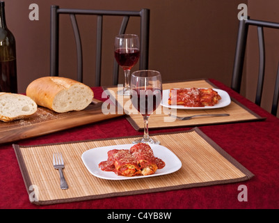 zwei Teile des Huhn Manicotti mit Wein und Brot Stockfoto