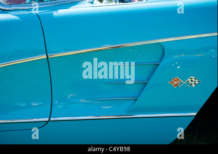 Blau Classic 1960 Chevrolet Corvette Nahaufnahme der Frontflügel mit Abzeichen Stockfoto