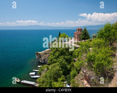 Die Kirche des Hl. Johannes (Sveti Jovan) am Kaneo, befindet sich auf einem Felsvorsprung oberhalb der UNESCO geschützten See Ohrid, Mazedonien Stockfoto