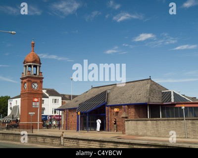 Kasse und Eingang zur Bolton Railway Station, Trinity Street, Bolton. Der Uhrturm ist vom original entfernt. Stockfoto