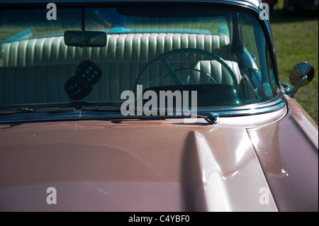 Pelzigen Würfel von Auto Rückspiegel hängen Stockfotografie - Alamy