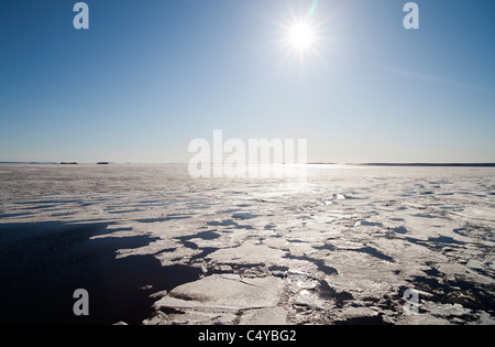 Blöcke des schmelzenden Meereises schweben an das Ufer, Oulu, Bottnischen Bucht, Ostsee, Finnland Stockfoto