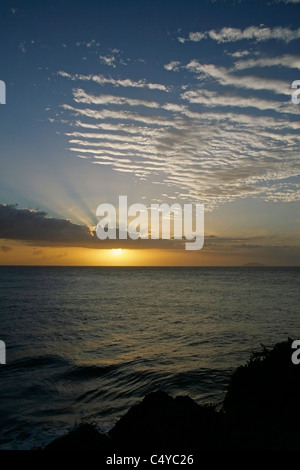 Blick auf den Sonnenuntergang vom El Faro Park und der Punta Higuero Leuchtturm in Rincon Puerto Rico Stockfoto