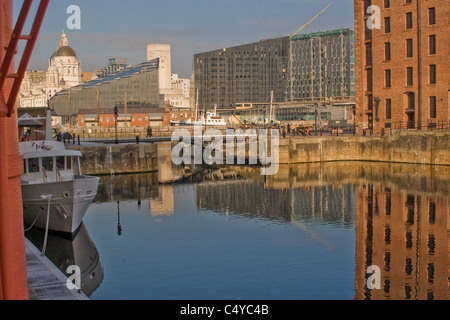 Europa, Liverpool, England, Albert Dock Komplex, Architektur alt und neu, spiegelt sich in den Gewässern der Mersey. Stockfoto