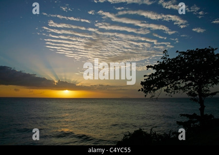 Blick auf den Sonnenuntergang vom El Faro Park und der Punta Higuero Leuchtturm in Rincon Puerto Rico Stockfoto