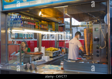 Kebab-Stand an Burggasse Stadthalle Wien Neubaugürtel Straße Mitteleuropa Stockfoto