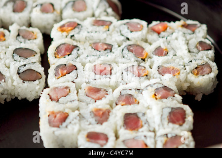 viele Meeresfrüchte Sushi Bisse auf einer schwarzen Platte Stockfoto