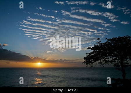 Blick auf den Sonnenuntergang vom El Faro Park und der Punta Higuero Leuchtturm in Rincon Puerto Rico Stockfoto