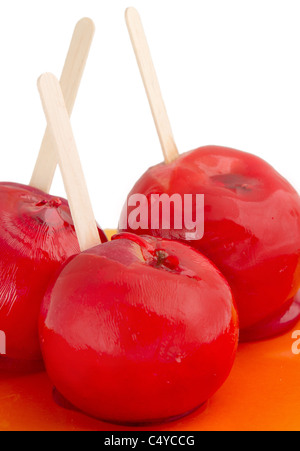 Kandierte Äpfel Closeup über weiß Stockfoto