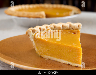 Schneiden Sie eine Scheibe Kürbiskuchen aus ganz Stockfoto