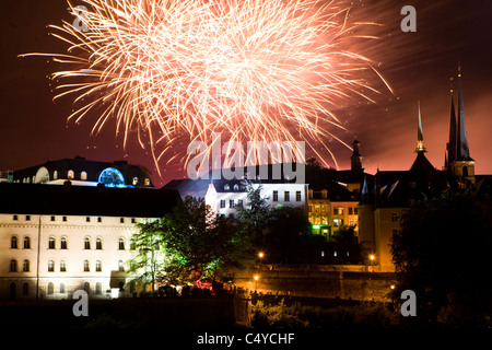 luxemburg-stadt-feuerwerk-am-nationalfeiertag-stockfoto-bild