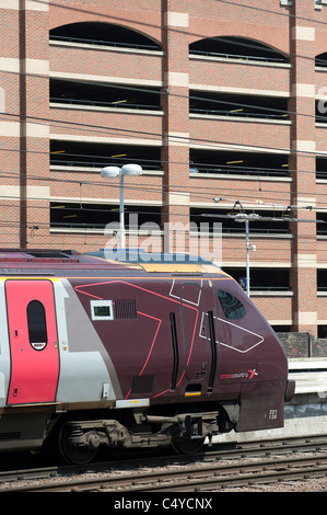 Vor der Klasse 221 Zug in Arriva Crosscountry Lackierung wartet am Bahnhof in England. Stockfoto