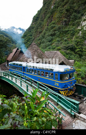 Ein Peru Rail Zug Ankunft in Agua Calientes in der Nähe von Machu Picchu, Peru, Südamerika. Stockfoto