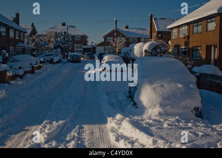 Winter eisigen Böe, Straße und Autos sowie Häuser in Schnee und Eis bedeckt. Stockfoto