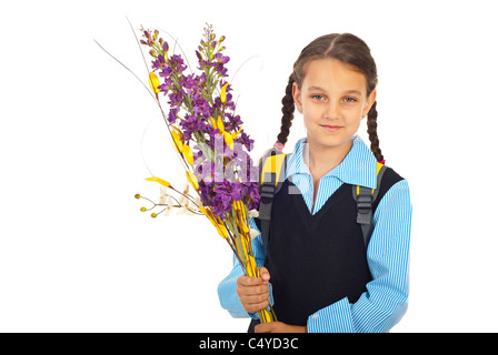 Schulmädchen in ersten Schultag hält Blumen isoliert auf weißem Hintergrund Stockfoto