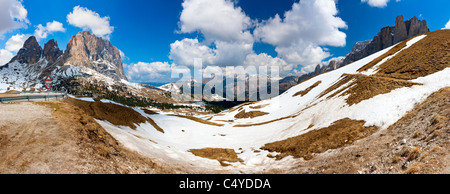 180 Sellajoch Panorama-Blick auf den Langkofel und Val Gardena, Canazei, Trentino-Alto Adige, Dolomiten, Italien, Europa Stockfoto