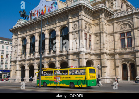 Sightseeing-Bus vor der Wiener Staatsoper die Hamburgische Staatsoper entlang der Ringstraße Innere Stadt Zentrum von Wien Stockfoto