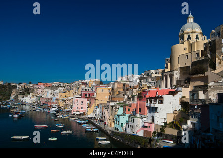 Frühen Morgenlicht über Marina della Corricella, Fischerdorf auf der Insel Procida, Italien. Stockfoto