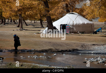 Ger am Rande des Sees in der Nähe von Tsengel Dorf in Bayan-Ölgii-Aimag in der Mongolei Stockfoto