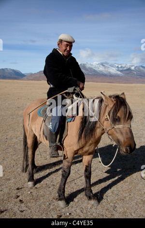 Hirte am Rand des Sees Khoton Bayan in der Mongolei (Region Tsengekhayrkhan), Stockfoto