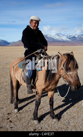 Neugierig Hirt am Rand des Sees Khoton Bayan in der Mongolei (Region Tsengekhayrkhan) Stockfoto