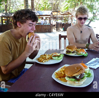 Was die Eltern ihrer Schüler Kinder hoffe sind nicht essen, während sie sich auf ihre Gap Year - in Malaysia sind Stockfoto