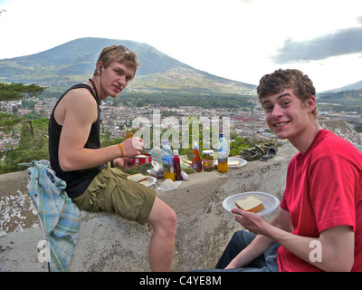 Was die Eltern ihrer Schüler Kinder hoffe sind nicht essen, während sie sich auf ihre Gap Year - in Guatemala sind Stockfoto